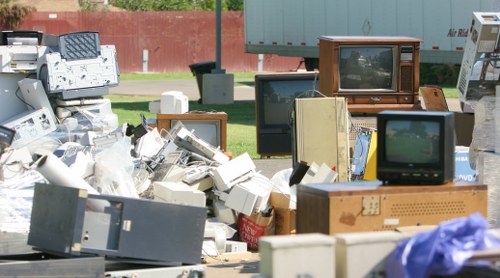 Efficient flat clearance process with organized removal of items